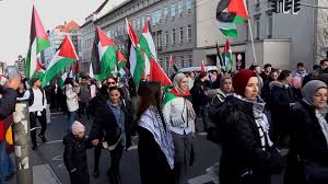 عاجل | مظاهرات بالعاصمة الألمانية #برلين للمطالبة بوقف الحرب الإسرائيلية على #غزة  - الشرطة الألمانية تفرق مسيرة تضامنية مع غزة وتعتقل عدداً من المتظاهرين  #غزة_تفضح_الشعارات_الأمريكية  #سام_اف_ام #هدهد_الانتصار